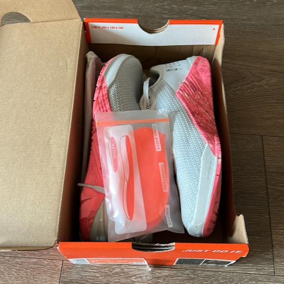 Nike Women’s Metcon 5 platinum grey/pink - Picture 5 of 6